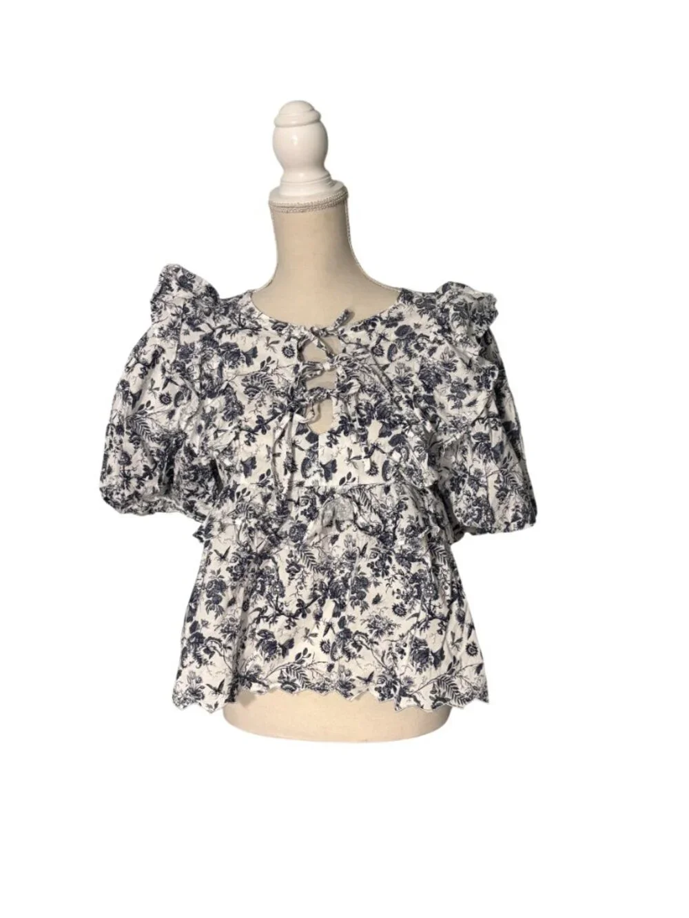 Tuckernuck Nadia Blouse size M medium floral ruffle top navy blue white Hyacinth